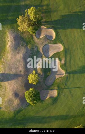Documentation photographique aérienne d'un parcours de golf pris au coucher du soleil Banque D'Images