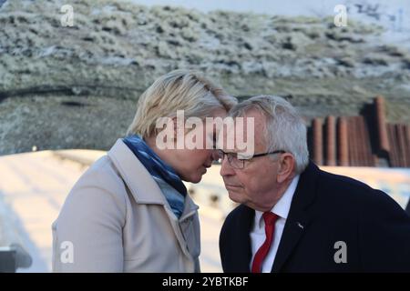 Die Ministerpräsidentin des Landes Mecklenburg Vorpommern Manuela Schwesig spricht am Mittwoch 16.10.2024 in Prerow Landkreis Vorpommern Rügen zur Einweihung der längsten Seebrücke im Ostseeraum U. den neuen örtlichen Inselhafen mit Umweltminister des Landes Mecklenburg Vorpommern Dr Backhaus. Der Hafen entstand als Ersatzhafen für den Nothafen Darßer Ort der mittlerweile geschlossen wurde. Dieser War in den zurückliegenden Jahren immer wieder versandet und musste ausgebaggert werden. Entrepôt Dadurch à regelmäßigen Abständen hohe Kosten entstanden. Infolge hatte sich das Land MV dazu ents Banque D'Images