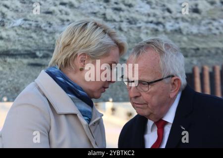 Die Ministerpräsidentin des Landes Mecklenburg Vorpommern Manuela Schwesig spricht am Mittwoch 16.10.2024 in Prerow Landkreis Vorpommern Rügen zur Einweihung der längsten Seebrücke im Ostseeraum U. den neuen örtlichen Inselhafen mit Umweltminister des Landes Mecklenburg Vorpommern Dr Backhaus. Der Hafen entstand als Ersatzhafen für den Nothafen Darßer Ort der mittlerweile geschlossen wurde. Dieser War in den zurückliegenden Jahren immer wieder versandet und musste ausgebaggert werden. Entrepôt Dadurch à regelmäßigen Abständen hohe Kosten entstanden. Infolge hatte sich das Land MV dazu ents Banque D'Images