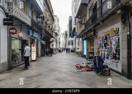 Corogne, Espagne, 20 juillet 2020 : vue de vendeurs de rue migrants dans une rue commerçante piétonne du centre-ville, Europe Banque D'Images