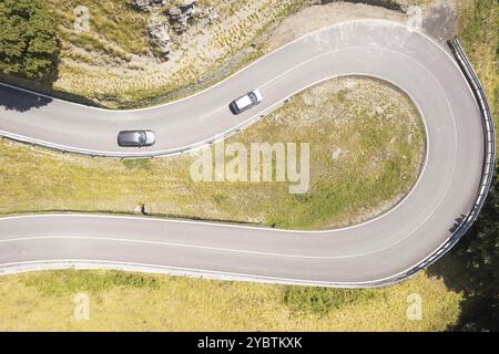 Documentation photographique aérienne des courbes d'un tronçon de route en montagne Banque D'Images