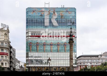 Corogne, Espagne, 20 juillet 2020 : vue de la façade colorée du magasin Mango, Europe Banque D'Images