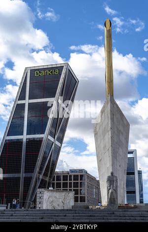 Madrid, Espagne, 12 juin 2020 : L'obélisque de la Caja Madrid et le monument de Calvo Sotelo sur la place Castilla contre les tours penchées de Kio, en Europe Banque D'Images