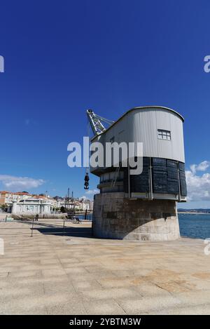 Santander, Espagne, 13 septembre 2020 : vue de la grue de pierre, une ancienne grue dans la baie, Europe Banque D'Images