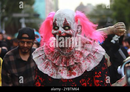 Mexico, Mexique. 20 octobre 2024. Une personne déguisée en clown prenant part à la Zombie Walk annuelle 2024 MX, du Monument à la Révolution à la place principale Zocalo à Mexico. Le 19 octobre 2024 à Mexico, Mexique. (Photo de Carlos Santiago/ crédit : Eyepix Group/Alamy Live News Banque D'Images