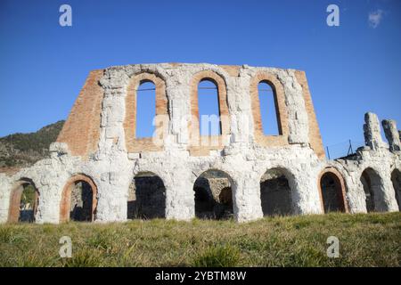 Photo des vestiges de l'amphithéâtre romain près de Gubbio en Ombrie Italie Banque D'Images