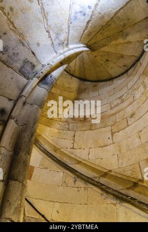 Vue à angle bas de l'escalier en colimaçon dans une tour d'église. Cathédrale de Salamanque Banque D'Images