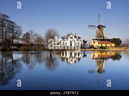 Moulin de Lelie à Rotterdam sur la rive du lac Plas. Kralingse Banque D'Images