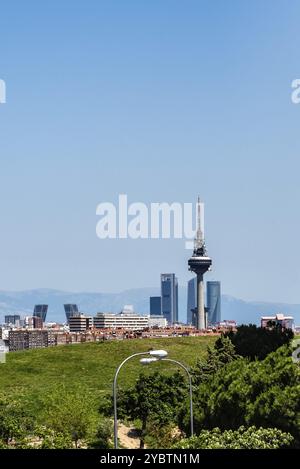 Madrid, Espagne, 12 juin 2021 : horizon de Madrid depuis le parc Tio Pio. Paysage urbain aérien une journée ensoleillée, Europe Banque D'Images