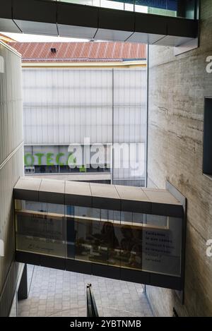 Madrid, Espagne, 26 septembre 2020 : vue sur le marché de Barcelo, l'un des meilleurs marchés gastronomiques du quartier de Chueca, en Europe Banque D'Images