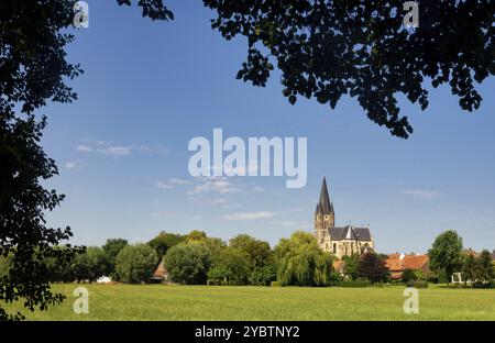 Vue depuis le paysage environnant de la tour de l'église de la ville de Thorn dans la province de Limbourg Banque D'Images