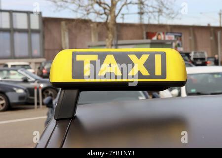 Signe de taxi sur le toit de la voiture Banque D'Images