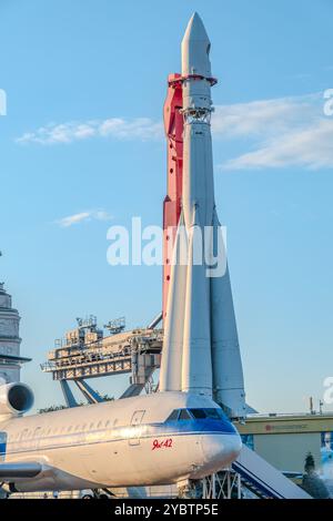 Moscou, Russie - 30 juillet 2023 : copie de la fusée Vostok sur laquelle le premier astronaute de la Terre Youri Gagarine s'est envolé dans l'espace le 12 avril 1961 Banque D'Images