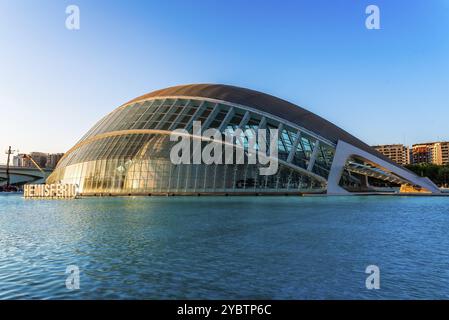 Valence, Espagne, 29 juillet 2023 : vue de Hemisferic un cinéma IMAX et planétarium dans la Cité des Arts et des Sciences conçu par le célèbre architecte espagnol Banque D'Images