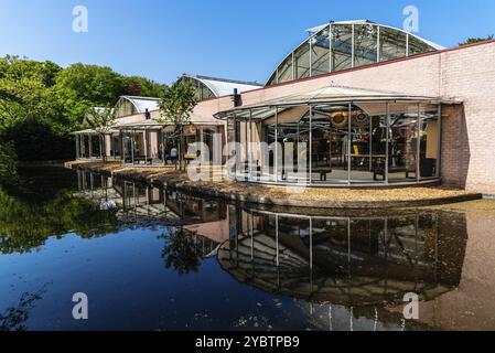 Lisse, pays-Bas, 6 mai 2022 : Parc Keukenhof. Il est largement connu pour ses tulipes et ses jardins colorés. Serre et lac Banque D'Images