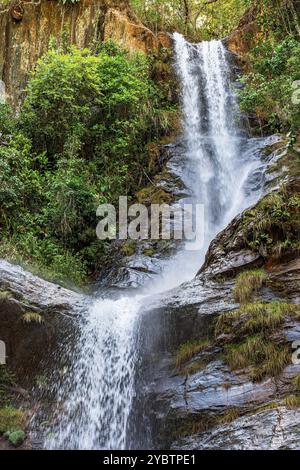 Chute d'eau dans la forêt tropicale avec l'eau s'écrasant contre les rochers à Minas Gerais, Brésil, Amérique du Sud Banque D'Images