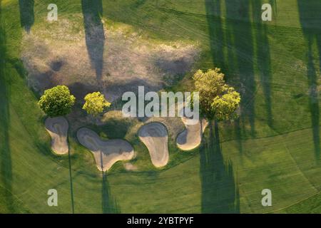 Documentation photographique aérienne d'un parcours de golf pris au coucher du soleil Banque D'Images