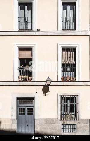 Façade de l'ancien bâtiment résidentiel dans le centre de Madrid. Immobilier, rénovation et entretien Banque D'Images