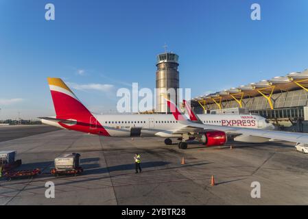 Madrid, Espagne, 2 août 2021 : avions sur les pistes de l'aéroport de Barajas. Borne T4. Madrid-Barajas Adolfo Suarez. Iberia Express, Europe Banque D'Images