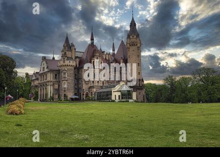 Le château de Moszna est un palais historique situé dans un petit village de Moszna est l'un des monuments les plus connus de haute Silésie Banque D'Images