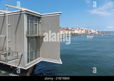 Santander, Espagne, le 14 août 2022, le Centro Botin est un centre artistique conçu par l'architecte Renzo Piano, lauréat du Prix Pritzker, en Europe Banque D'Images