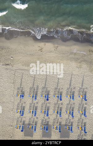Vue aérienne de la plage de Viareggio Toscane photographiée en début de matinée Banque D'Images