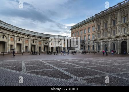 Stockholm, Suède, 8 août 2019 : vue au coucher du soleil sur la place de la Parade du Palais Royal de Stockholm à Gamla Stan, Europe Banque D'Images