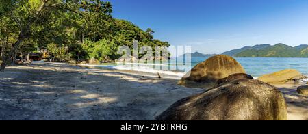 Plage de Castelhanos entourée de forêt et de montagnes sur l'île d'Ilhabela à Sao Paulo Banque D'Images