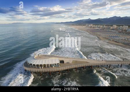 Documentation photographique aérienne à l'aube sur le quai de Lido di Camaiore Toscane Italie Banque D'Images