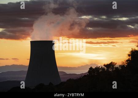 Coucher de soleil à la centrale électrique pour l'exploitation de soufflantes boracifères pour la production d'électricité en Toscane, Italie, Europe Banque D'Images