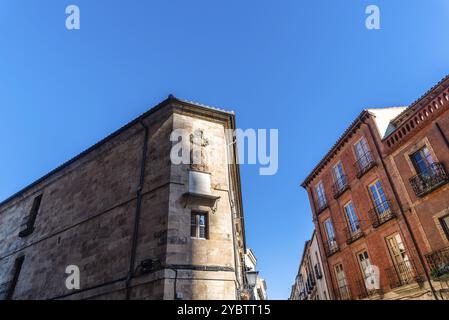 Salamanque, Espagne, 14 janvier 2022 : vue en bas angle de la rue dans le centre historique de la ville espagnole de Salamanque, Europe Banque D'Images