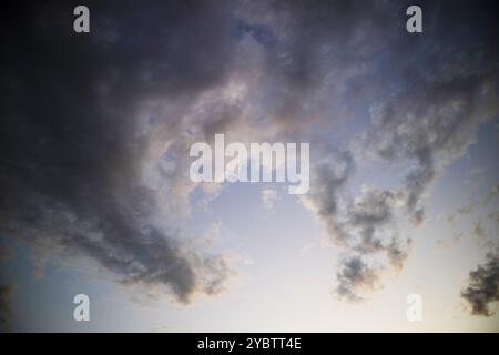 Documentation photographique d'un groupe de nuages colorés pris au coucher du soleil Banque D'Images