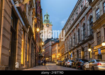 Stockholm, Suède, le 8 août 2019 : vue panoramique sur la rue pavée vide de Gamla Stan au coucher du soleil, la vieille ville est l'une des plus grandes et des meilleures prese Banque D'Images