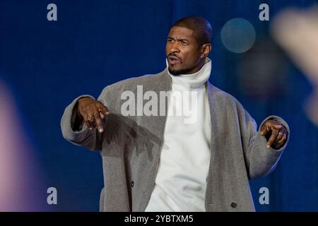 ATLANTA, GÉORGIE – 19 octobre 2019 : Usher un chanteur, auteur-compositeur et danseur reconnu comme une figure influente du R&B contemporain et de la musique pop s'adresse au public lors d'un rassemblement Kamala Harris. La vice-présidente Kamala Harris a souligné l'importance du vote par anticipation. Elle a également parlé des risques désastreux qu’un deuxième mandat de Donald Trump pose aux femmes à travers le pays. Harris a été rejoint par des membres de la famille Thurman lors de son événement ce soir. Harris a souligné la mort tragique d'Amber Nicole Thurman qui n'a pas pu obtenir les soins dont elle avait besoin. Crédit : Phil Mistry/Alamy Live News Banque D'Images