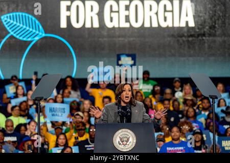 ATLANTA, GÉORGIE – 19 octobre 2019 : le vice-président Kamala Harris a souligné l’importance du vote par anticipation. Elle a également parlé des risques désastreux qu’un deuxième mandat de Donald Trump pose aux femmes à travers le pays. Harris a été rejoint par des membres de la famille Thurman lors de son événement ce soir. Harris a souligné la mort tragique d'Amber Nicole Thurman qui n'a pas pu obtenir les soins dont elle avait besoin. Crédit : Phil Mistry/Alamy Live News Banque D'Images