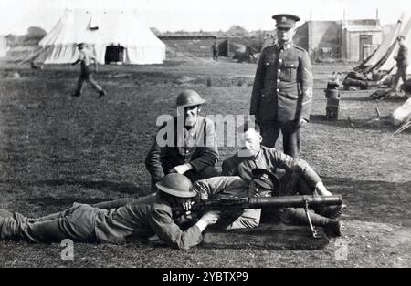 Soldats des buffs avec un fusil lewis pendant la première Guerre mondiale. Banque D'Images