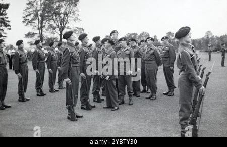 Royal Marines inspecté par des officiers supérieurs, vers le milieu des années 1940 Banque D'Images