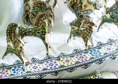 Figurines de sifflet en argile en forme d'animaux de cheval. Vieux souvenir en céramique ukrainien Banque D'Images