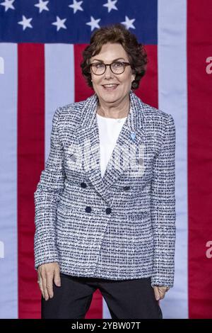 Las Vegas, États-Unis. 19 octobre 2024. Le sénateur Jacky Rosen prend la parole lors d'un rassemblement Harris for President à la Cheyenne High School de Las Vegas, Nevada, le 19 octobre 2024. (Photo de Travis P Ball/Sipa USA) crédit : Sipa USA/Alamy Live News Banque D'Images