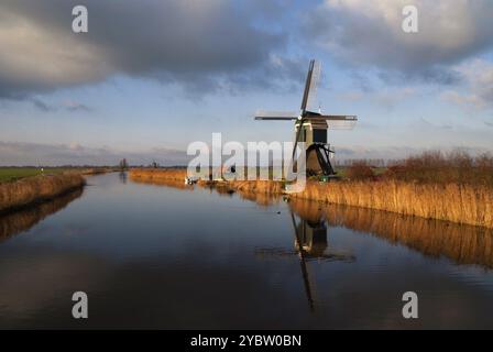 Le moulin à vent Achterlandse Ammersche le long du canal appelé Boezem près de Groot-Ammers dans la région de l'Alblasserwaard Néerlandais Banque D'Images