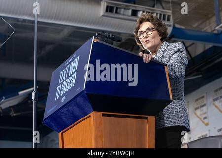 Las Vegas, États-Unis. 19 octobre 2024. Le sénateur Jacky Rosen prend la parole lors d'un rassemblement Harris for President à la Cheyenne High School de Las Vegas, Nevada, le 19 octobre 2024. (Photo de Travis P Ball/Sipa USA) crédit : Sipa USA/Alamy Live News Banque D'Images