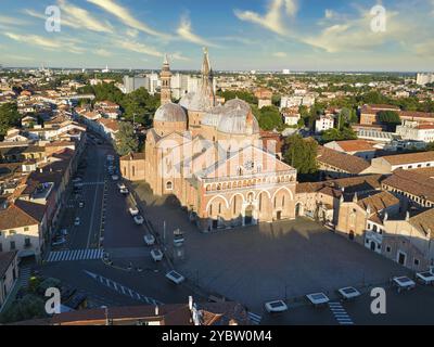 Padoue, Vénétie, Italie. Basilique Saint Antoine de Padoue. Prise de vue aérienne avec drone du centre historique de Padoue Banque D'Images
