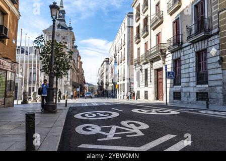 Madrid, Espagne, 1er novembre 2020 : voie de circulation mixte pour vélos et voitures avec une limite maximale de 30 kilomètres par heure peinte sur l'asphalte. Centr Banque D'Images