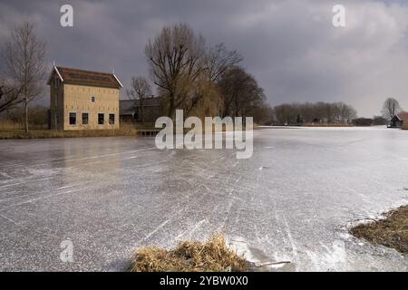 La maison est une grange monumentale le long de la rivière Alblas sur l'Hof Souburgh près de Alblasserdam Banque D'Images