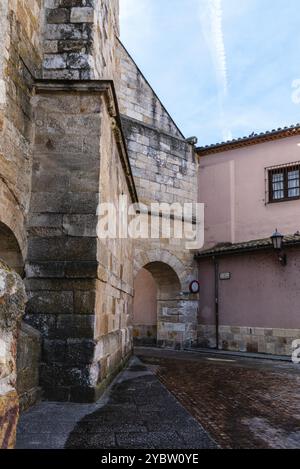 Zamora, Espagne, 7 avril 2023 : vue extérieure de l'église de San Pedro y San Ildefonso, Europe Banque D'Images