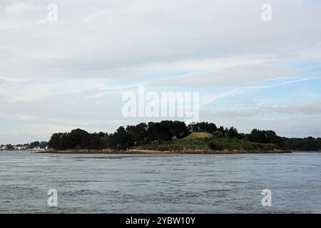 Vue de Cairn de Gavrinis sur l'Ile de Gavrinis, Golfe du Morbihan, Morbihan, Bretagne, France Banque D'Images