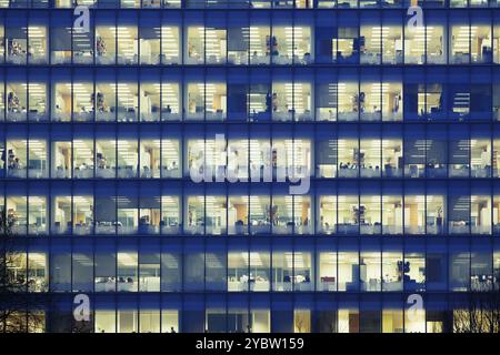 Bureau moderne la nuit, montrant l'activité quotidienne des employés de bureau Banque D'Images