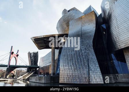 Bilbao, Espagne, 13 février 2022 : vue extérieure du Musée Guggenheim conçu par Frank Gehry architecte, Europe Banque D'Images