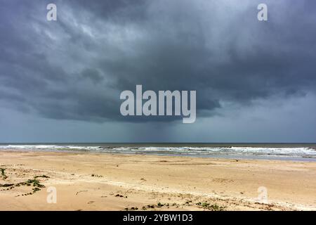 Nuages de pluie sombre sur la mer à la plage de Sargi à Serra Grande sur la côte de Bahia Banque D'Images