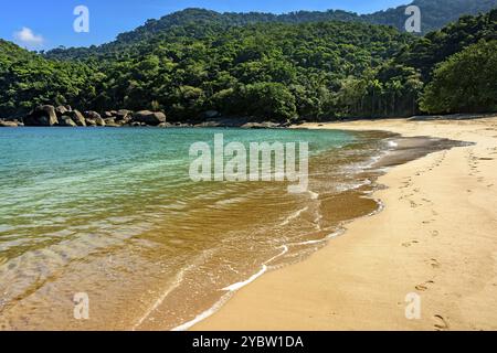Vue sur la plage d'Indaiauba sur l'île tropicale d'Ilhabela sur la côte de Sao Paulo Banque D'Images